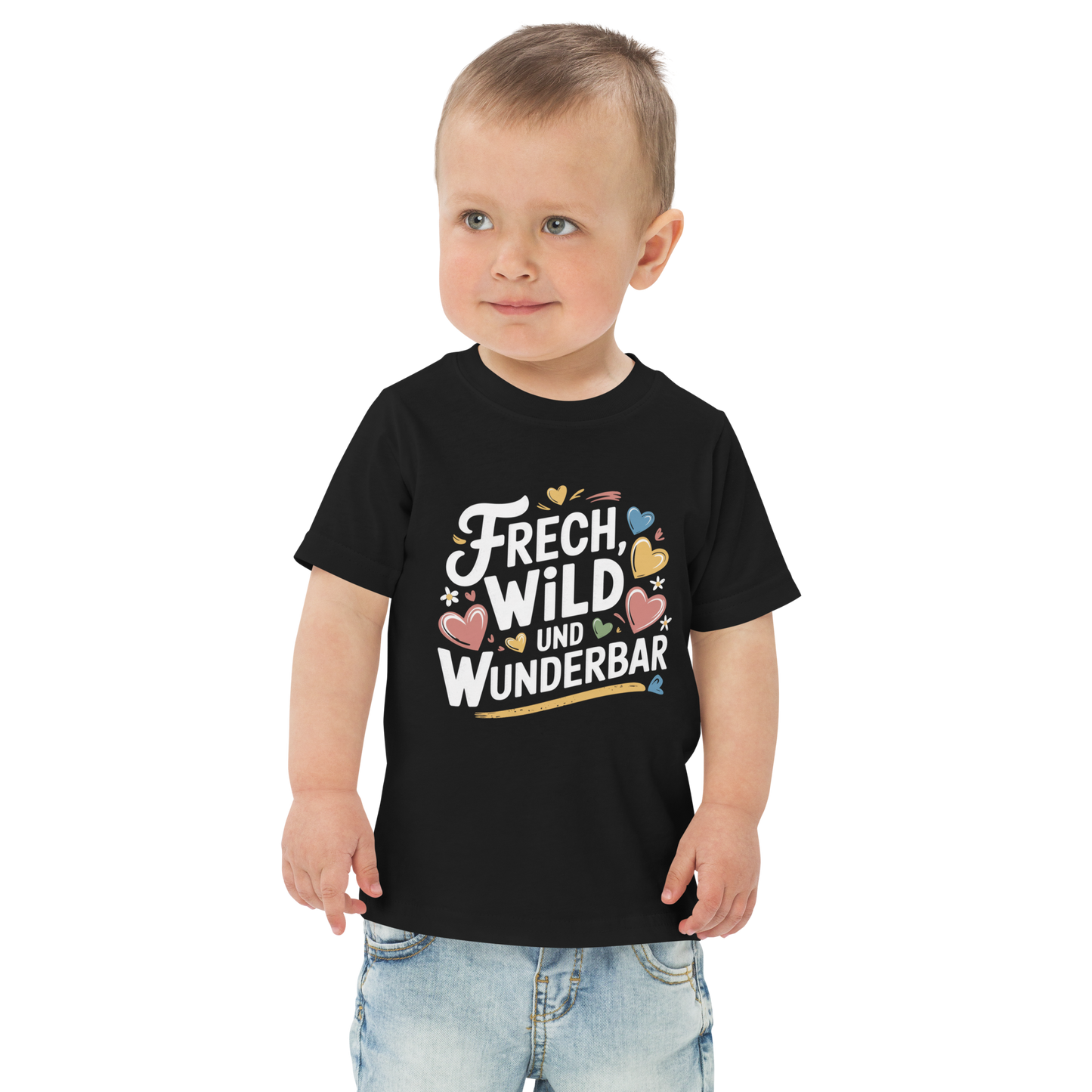 Ein Junge trägt ein schwarzes T-Shirt mit buntem "Frech, Wild und Wunderbar" Print mit Herzchen 
