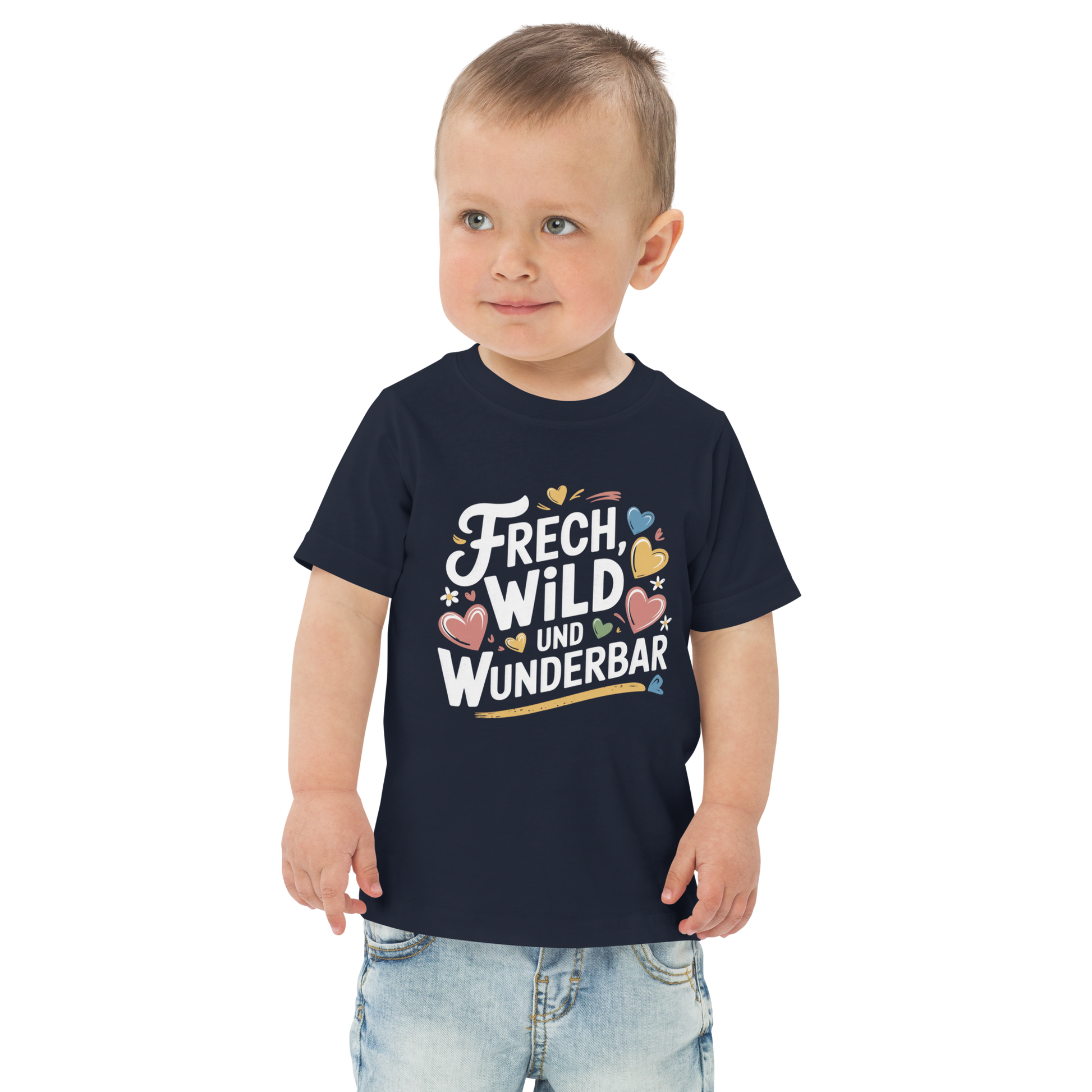Ein Junge trägt ein navy T-Shirt mit buntem "Frech, Wild und Wunderbar" Print mit Herzchen 
