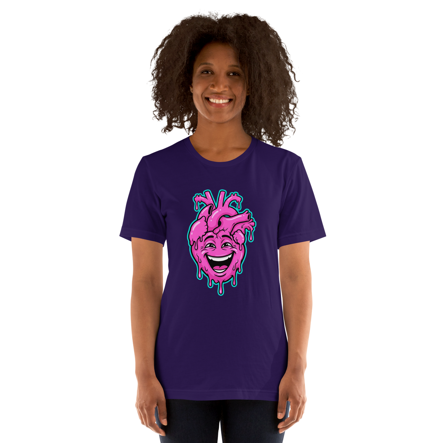 Frau trägt lila T-Shirt mit pinkem lachendem echten Herz und Farbtropfen Motiv