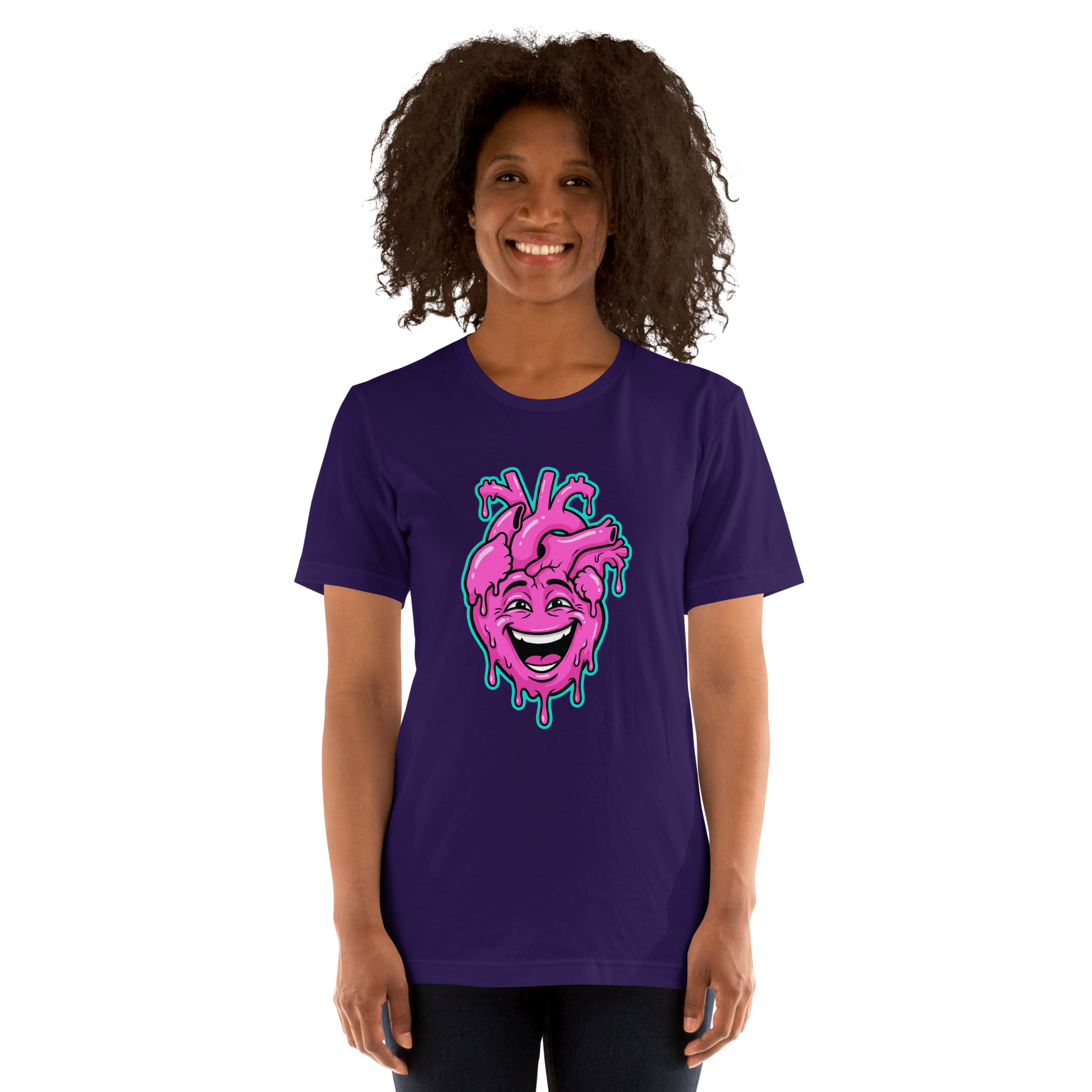 Frau trägt lila T-Shirt mit pinkem lachendem echten Herz und Farbtropfen Motiv