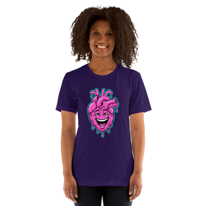 Frau trägt lila T-Shirt mit pinkem lachendem echten Herz und Farbtropfen Motiv