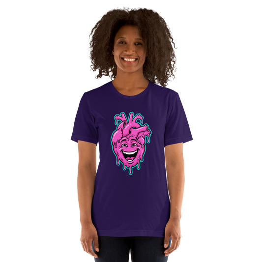 Frau trägt lila T-Shirt mit pinkem lachendem echten Herz und Farbtropfen Motiv