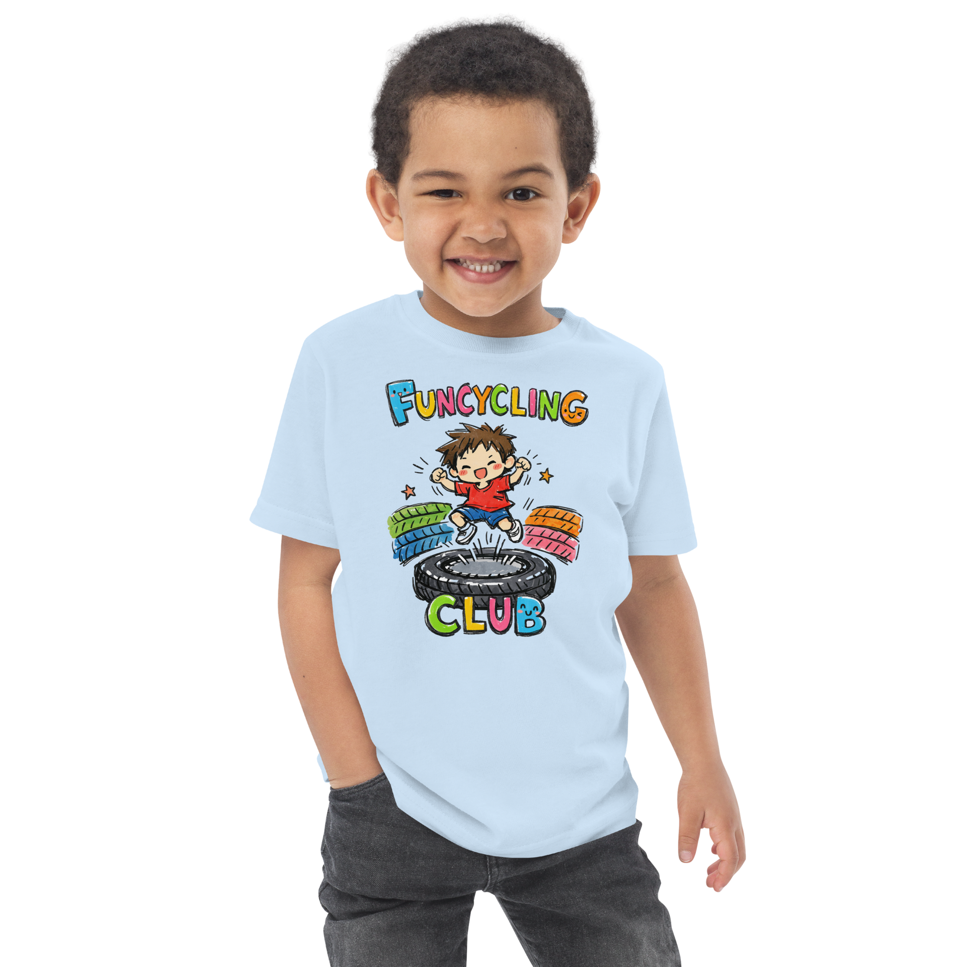 Ein Junge trägt ein hellblaues T-Shirt mit buntem "Funcycling Club" Print und einem Jungen der auf einem Reifen Trampolin springt