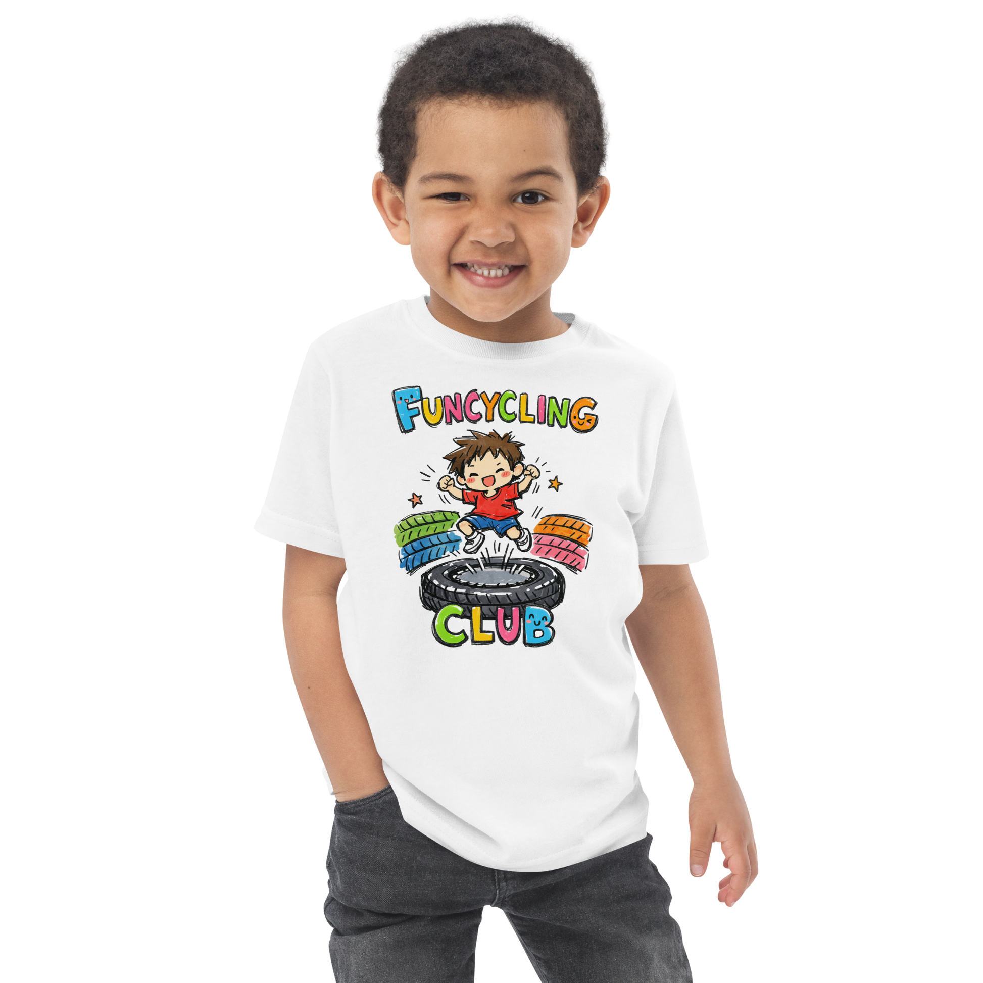 Ein Junge trägt ein weißes T-Shirt mit buntem "Funcycling Club" Print und einem Jungen der auf einem Reifen Trampolin springt