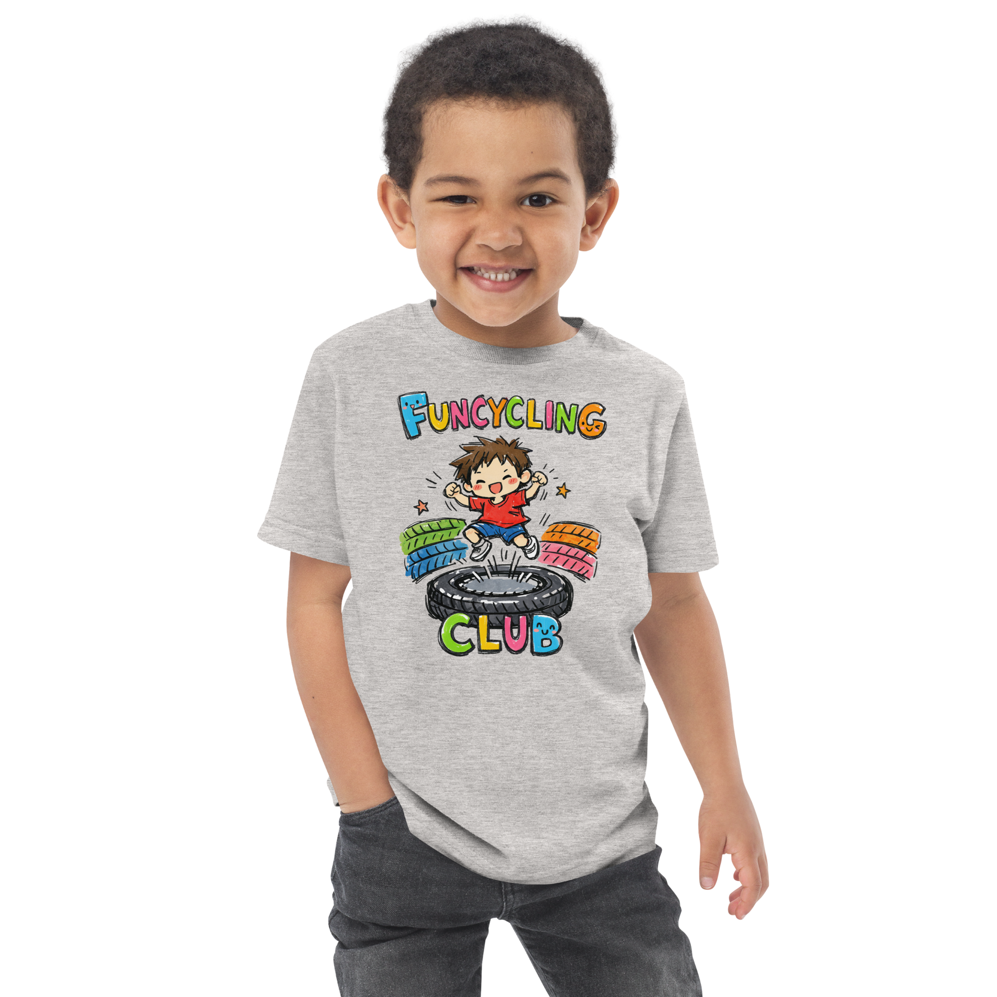 Ein Junge trägt ein graues T-Shirt mit buntem "Funcycling Club" Print und einem Jungen der auf einem Reifen Trampolin springt
