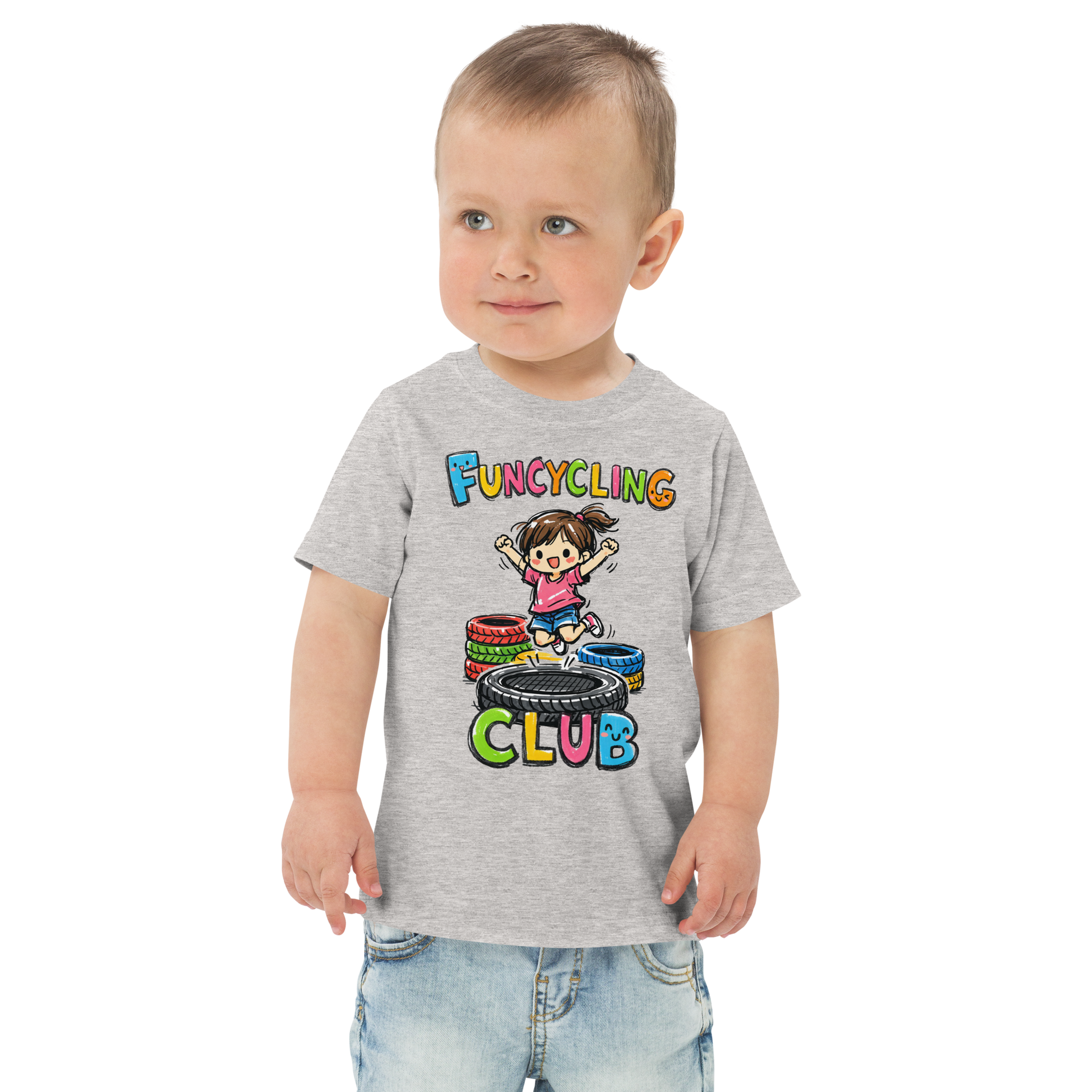 Ein Junge trägt ein graues T-Shirt mit buntem "Funcycling Club" Print und einem Mädchen, das auf einem Reifen Trampolin springt