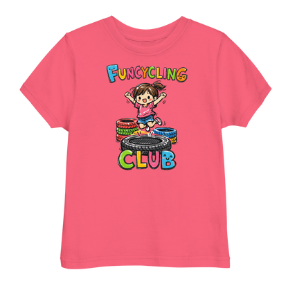 Ein pinkes T-Shirt mit buntem "Funcycling Club" Print und einem Mädchen, das auf einem Reifen Trampolin springt
