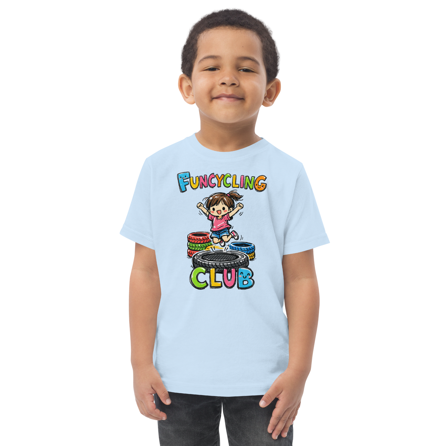 Ein Junge trägt ein hellblaues T-Shirt mit buntem "Funcycling Club" Print und einem Mädchen, das auf einem Reifen Trampolin springt