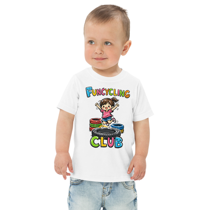 Ein Junge trägt ein weißes T-Shirt mit buntem "Funcycling Club" Print und einem Mädchen, das auf einem Reifen Trampolin springt