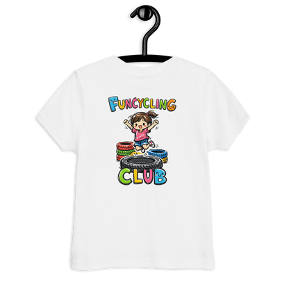 Ein weißes T-Shirt mit buntem "Funcycling Club" Print und einem Mädchen, das auf einem Reifen Trampolin springt