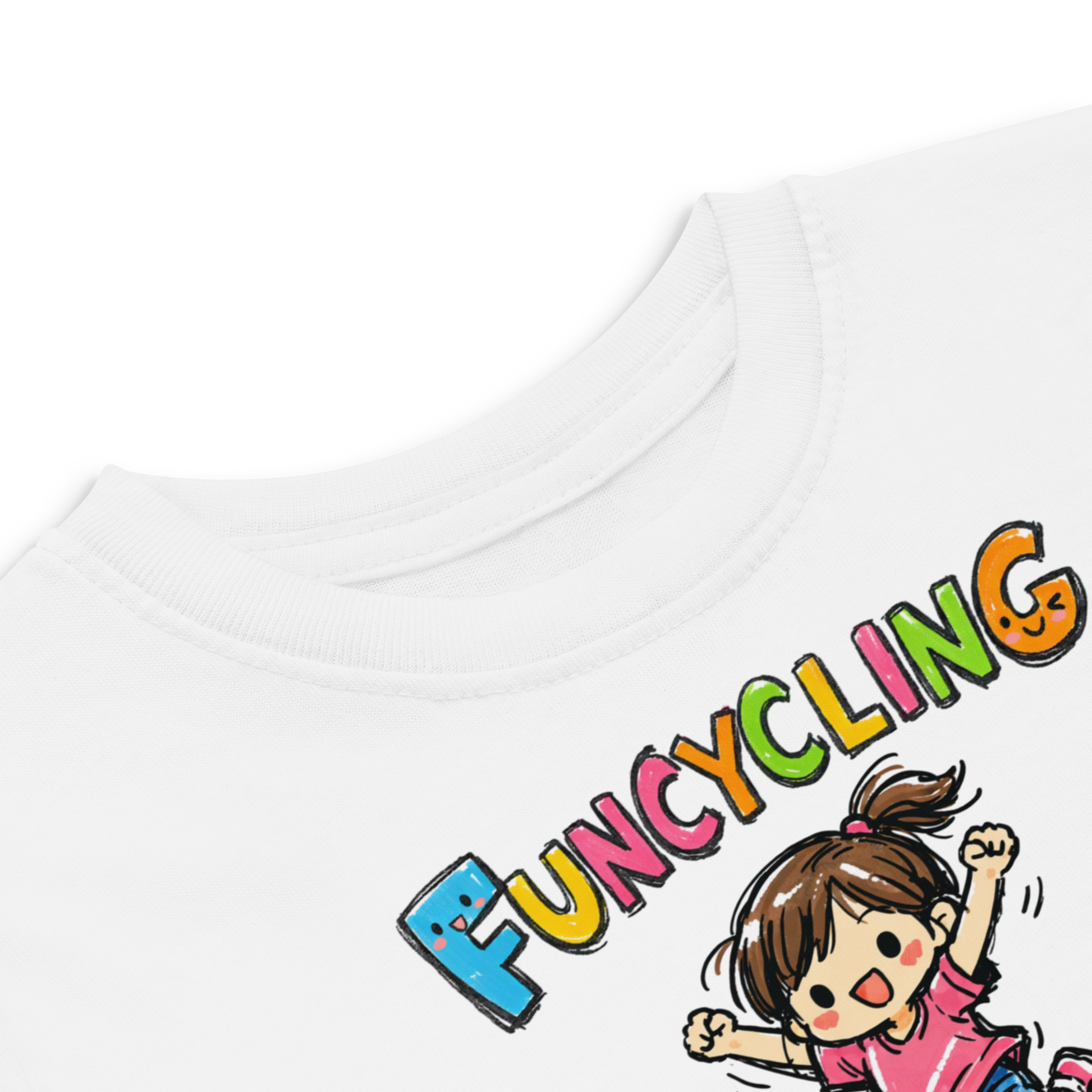 Detailansicht weißes T-Shirt mit buntem "Funcycling Club" Print und einem Mädchen, das auf einem Reifen Trampolin springt