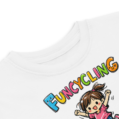 Detailansicht weißes T-Shirt mit buntem "Funcycling Club" Print und einem Mädchen, das auf einem Reifen Trampolin springt