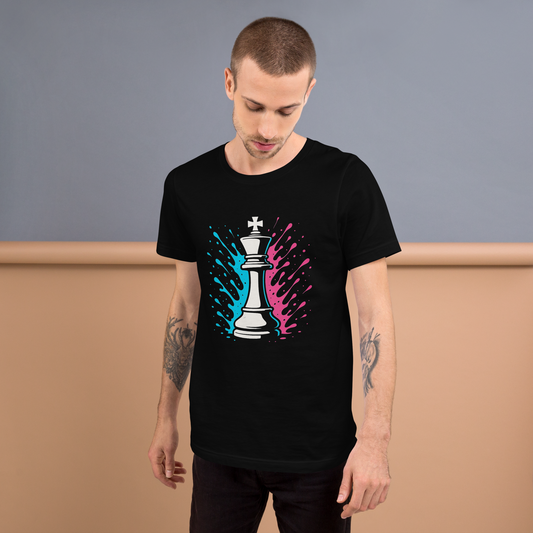 Mann trägt schwarzes Partnerlook T-Shirt mit Schach König und blau pinken Farbspritzern