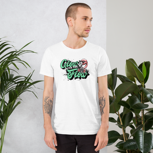 Mann trägt weißes T-Shirt mit Flow with the Glow Schriftzug und Flamingo