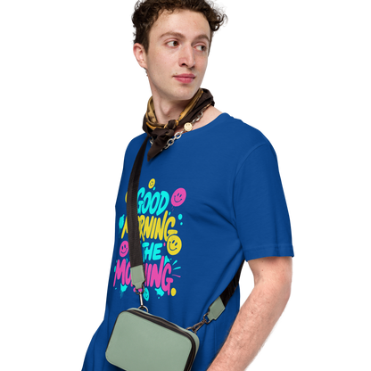 Mann trägt blaues T-Shirt mit buntem-Good Morning in the Morning Spruch im Streetwear-Stil