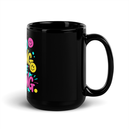 Rechte Seitenansicht Schwarze Tasse mit buntem Good Morning in the Morning Schriftzug