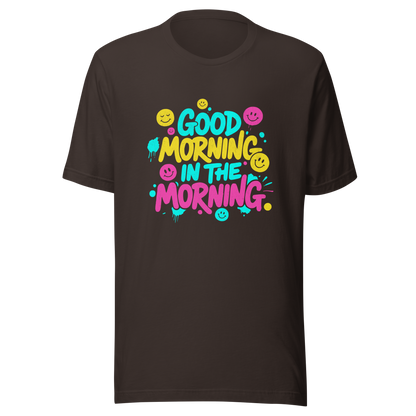 Braunes T-Shirt mit buntem-Good Morning in the Morning Spruch im Streetwear-Stil