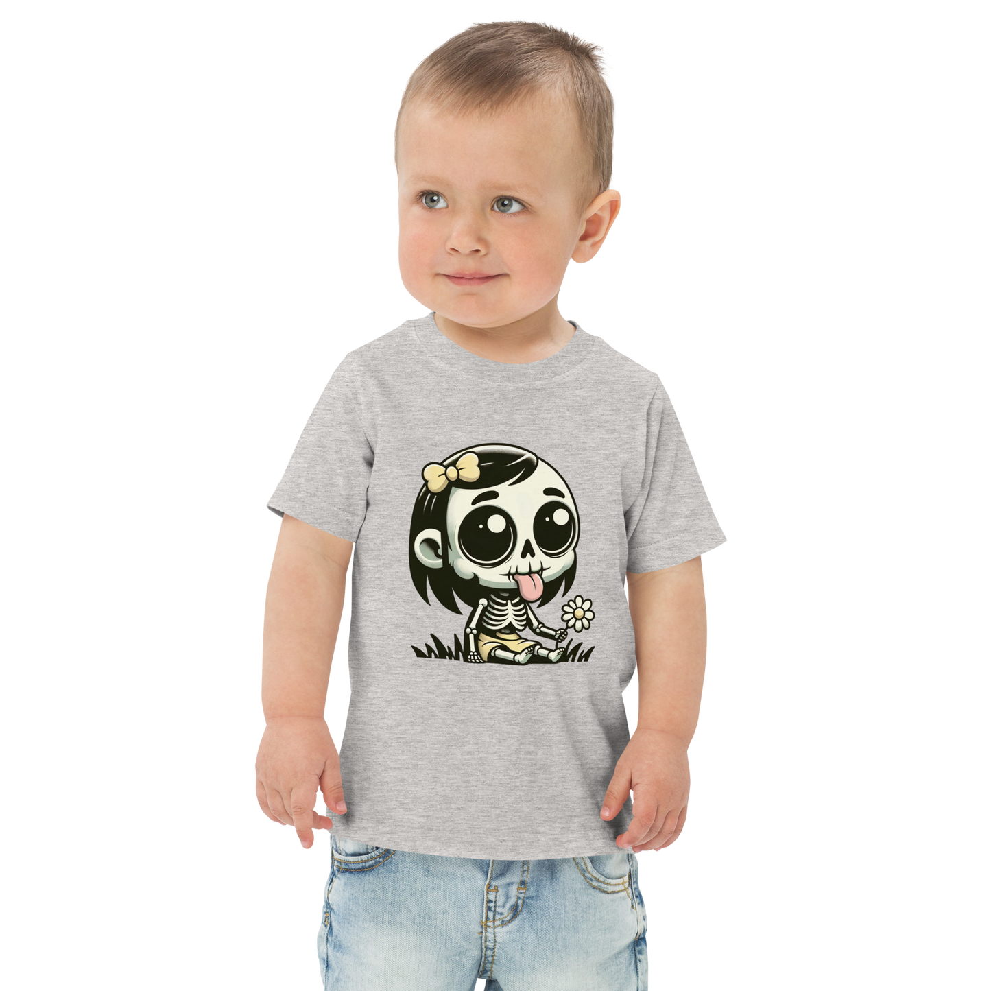 Kleiner Junge trägt graues T-Shirt mit kleinem Skelettmädchen das die Zunge rausstreckt