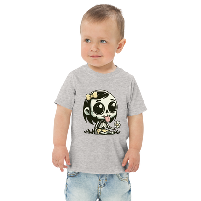 Kleiner Junge trägt graues T-Shirt mit kleinem Skelettmädchen das die Zunge rausstreckt