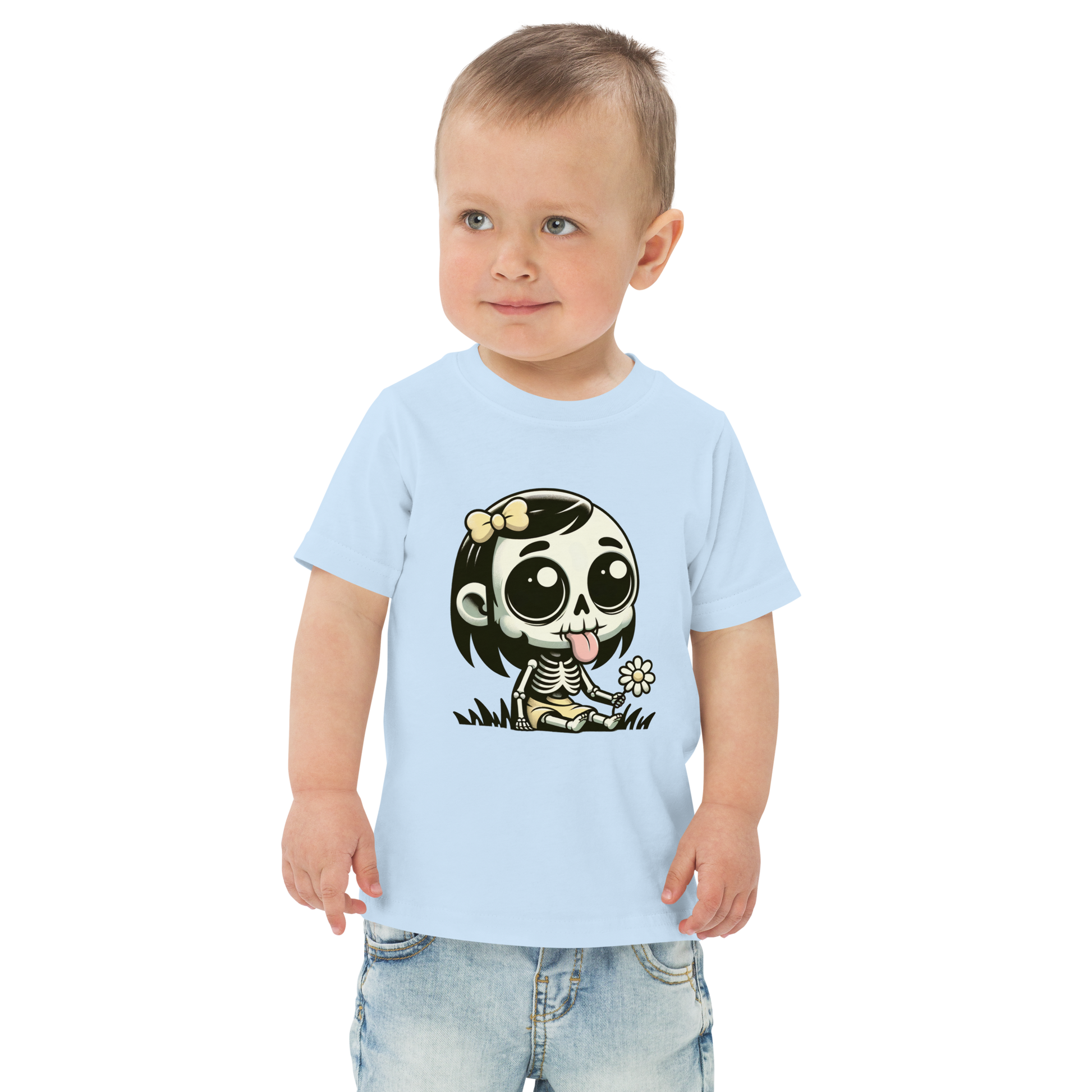 Kleiner Junge trägt hellblaues T-Shirt mit kleinem Skelettmädchen das die Zunge rausstreckt