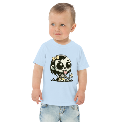 Kleiner Junge trägt hellblaues T-Shirt mit kleinem Skelettmädchen das die Zunge rausstreckt