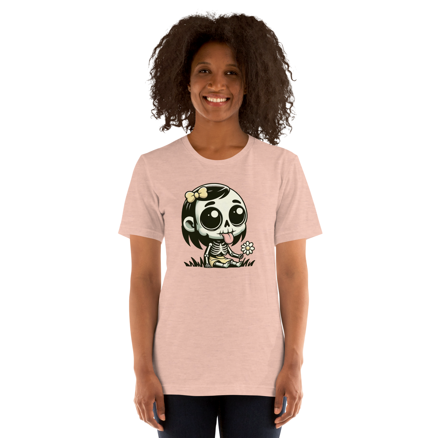 Frau trägt rosa Unisex T-Shirt mit kleinem Skelettmädchen das die Zunge rausstreckt Print