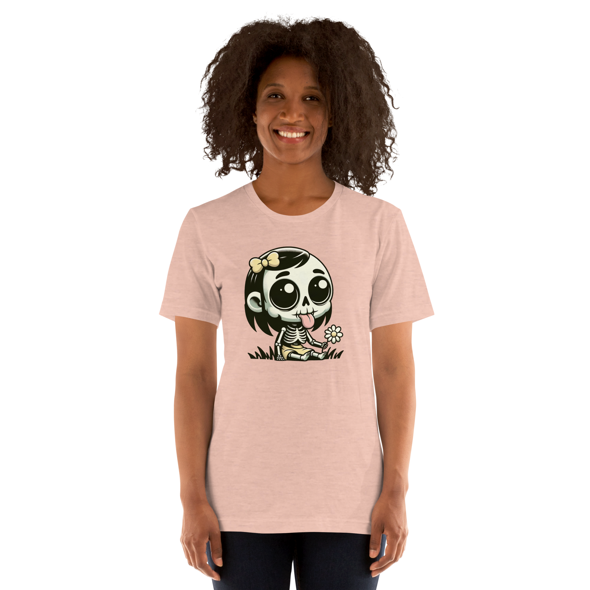 Frau trägt rosa Unisex T-Shirt mit kleinem Skelettmädchen das die Zunge rausstreckt Print