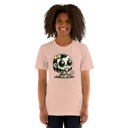 Frau trägt rosa Unisex T-Shirt mit kleinem Skelettmädchen das die Zunge rausstreckt Print