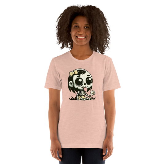 Frau trägt rosa Unisex T-Shirt mit kleinem Skelettmädchen das die Zunge rausstreckt Print