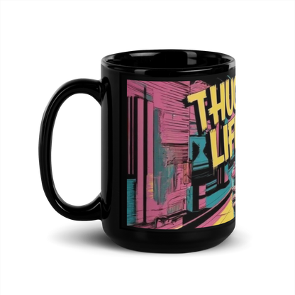 Schwarze Tasse mit sprühender Oma und THUG LIFE Schriftzug Seitenansicht Links