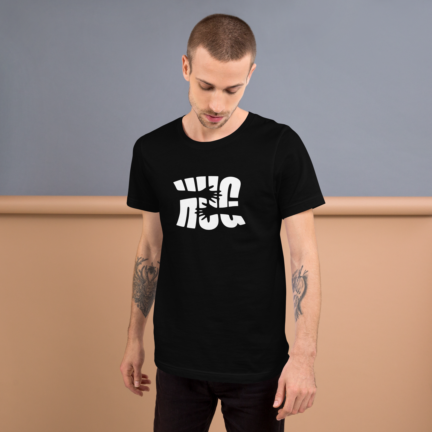 Mann trägt schwarzes T-Shirt mit dem Wort HUG und 2 Armen in das Wort integriert