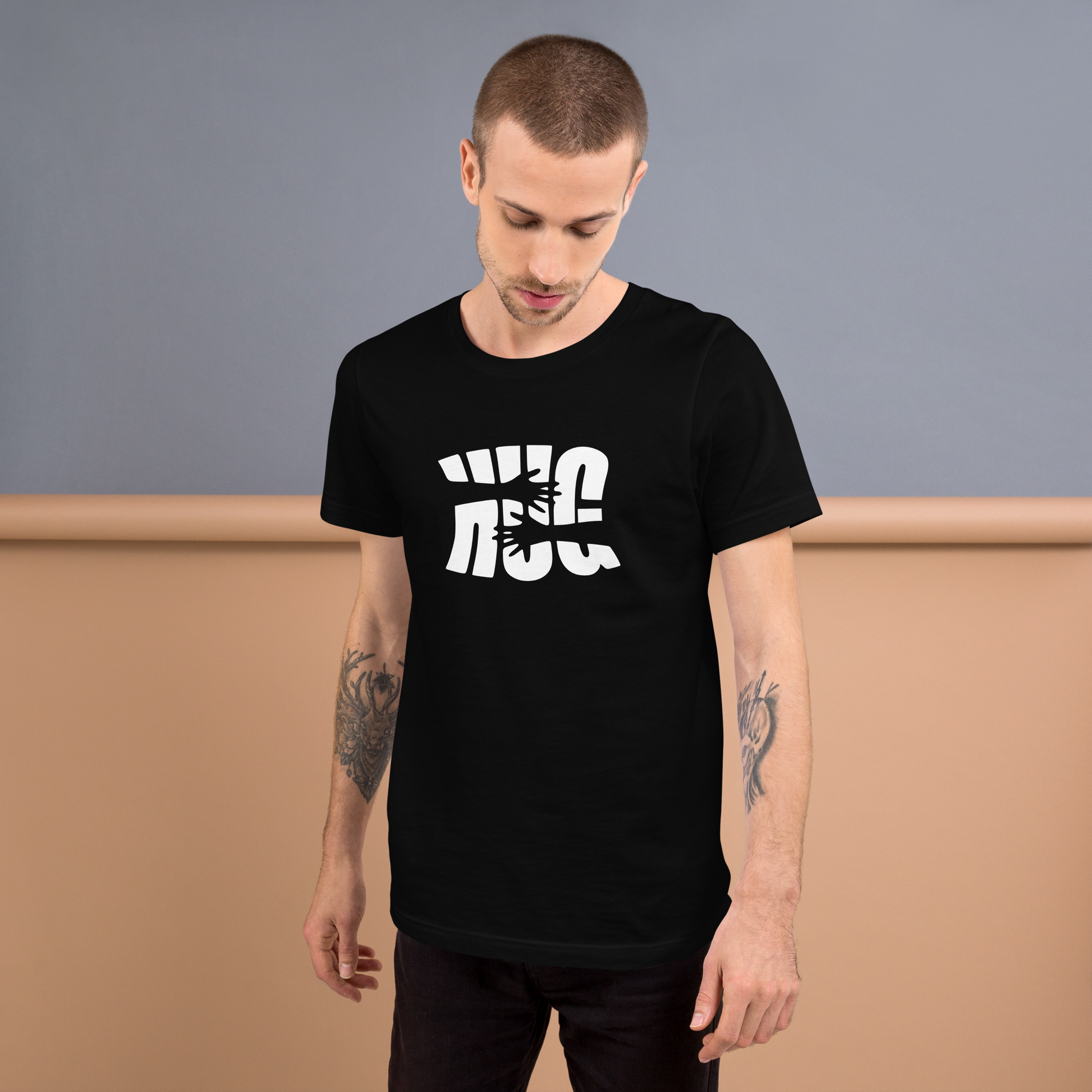 Mann trägt schwarzes T-Shirt mit dem Wort HUG und 2 Armen in das Wort integriert