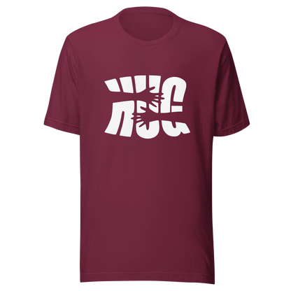 Burgund rotes T-Shirt mit dem Wort HUG und 2 Armen in das Wort integriert