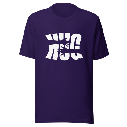 Lila T-Shirt mit dem Wort HUG und 2 Armen in das Wort integriert