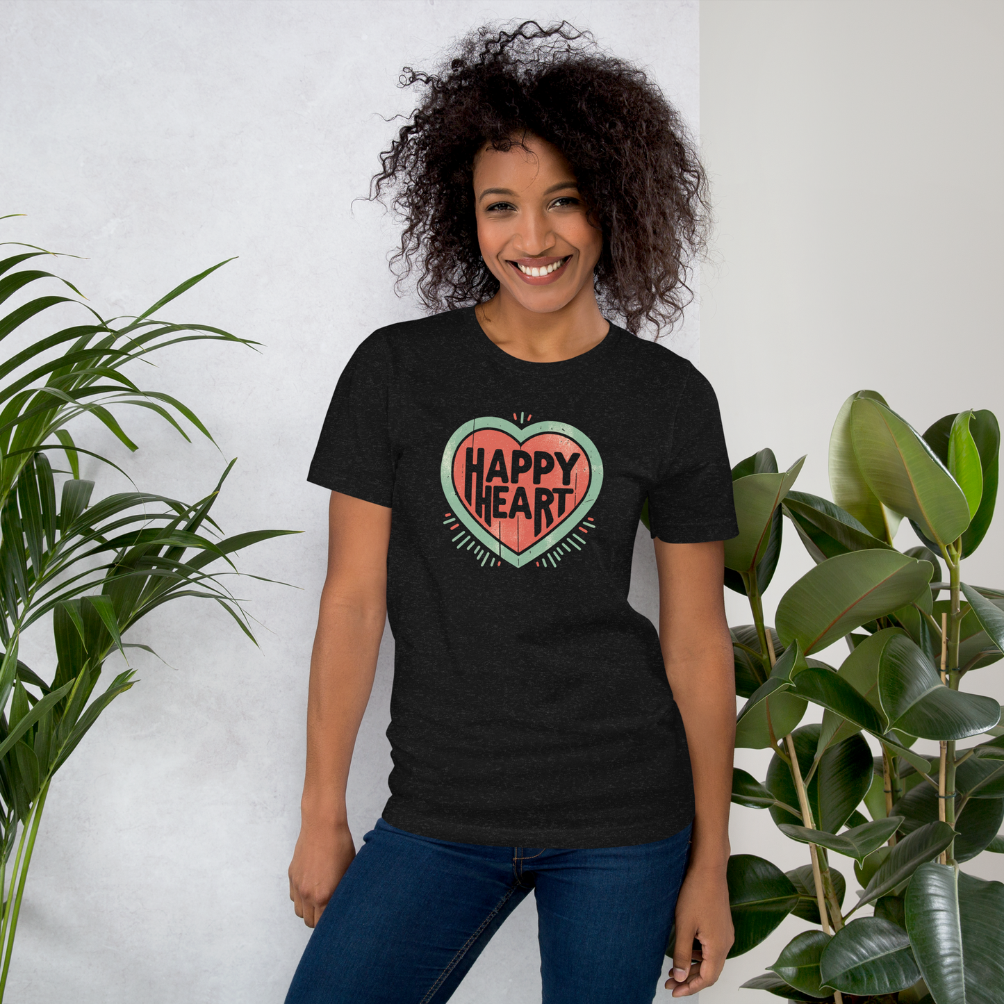 Frau trägt Heather schwarzes Unisex T-Shirt mit Herz Print und Happy Heart Schriftzug