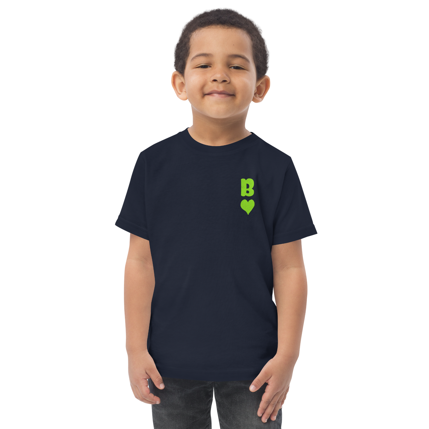 Junge trägt Navy Kinder T-Shirt mit minimalistischem grünem Bube Herz Symbol