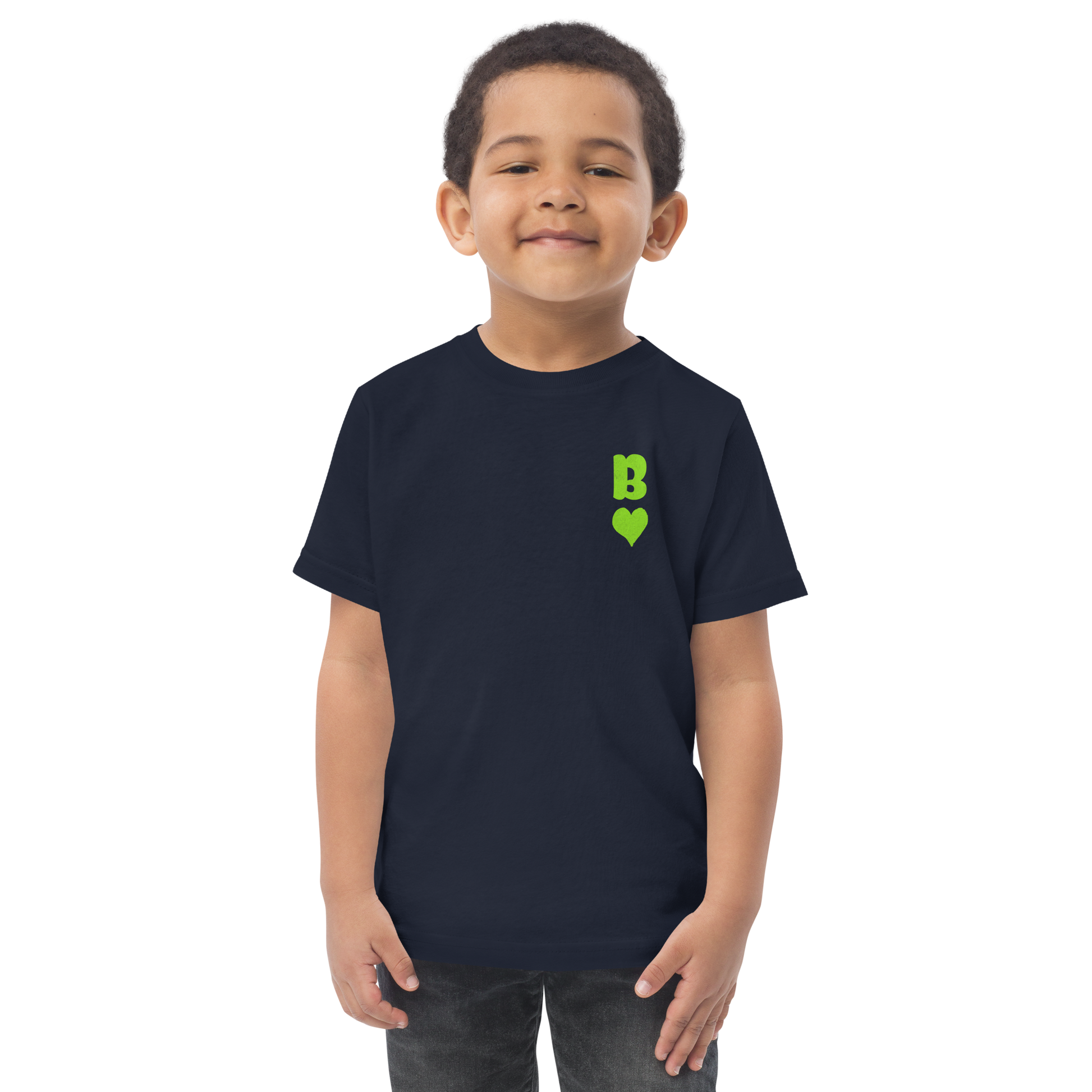 Junge trägt Navy Kinder T-Shirt mit minimalistischem grünem Bube Herz Symbol