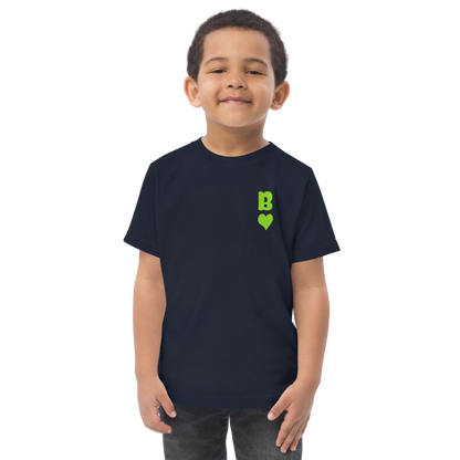 Junge trägt Navy Kinder T-Shirt mit minimalistischem grünem Bube Herz Symbol