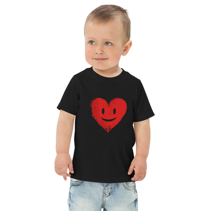 Junge trägt schwarzes Kinder T-Shirt mit lachendem roten Herz Brustprint