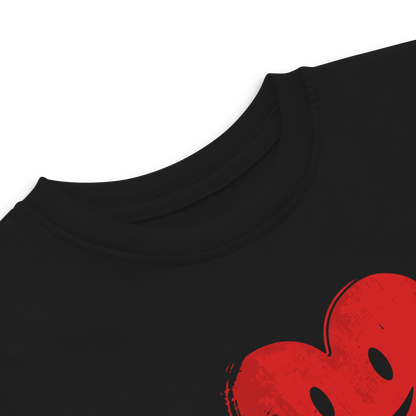 Nahaufnahme Schwarzes Kinder T-Shirt mit lachendem roten Herz Brustprint
