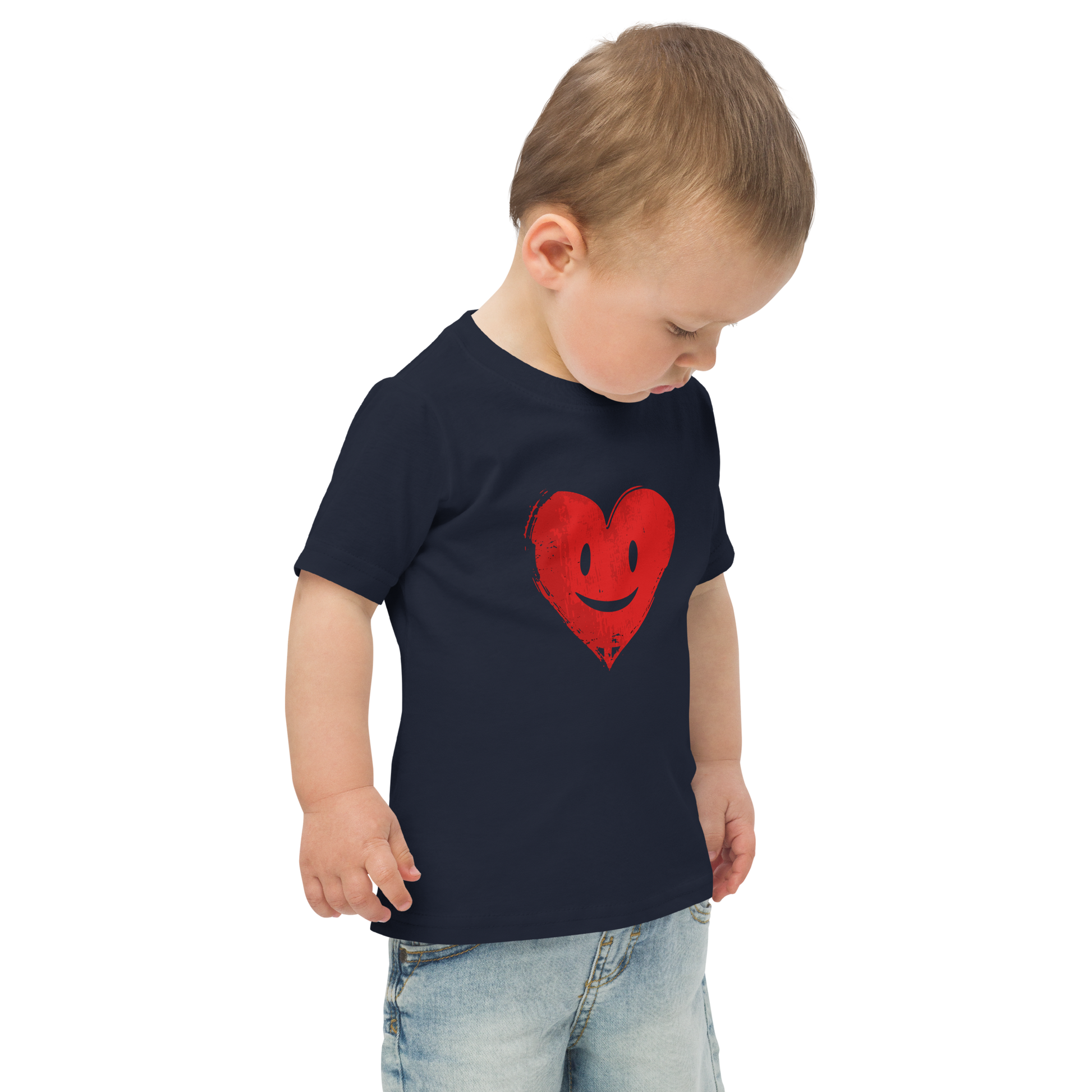 Junge trägt navy Kinder T-Shirt mit lachendem roten Herz Brustprint