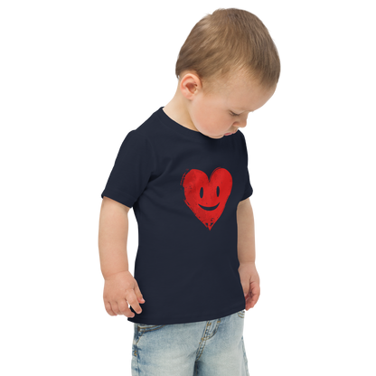 Junge trägt navy Kinder T-Shirt mit lachendem roten Herz Brustprint