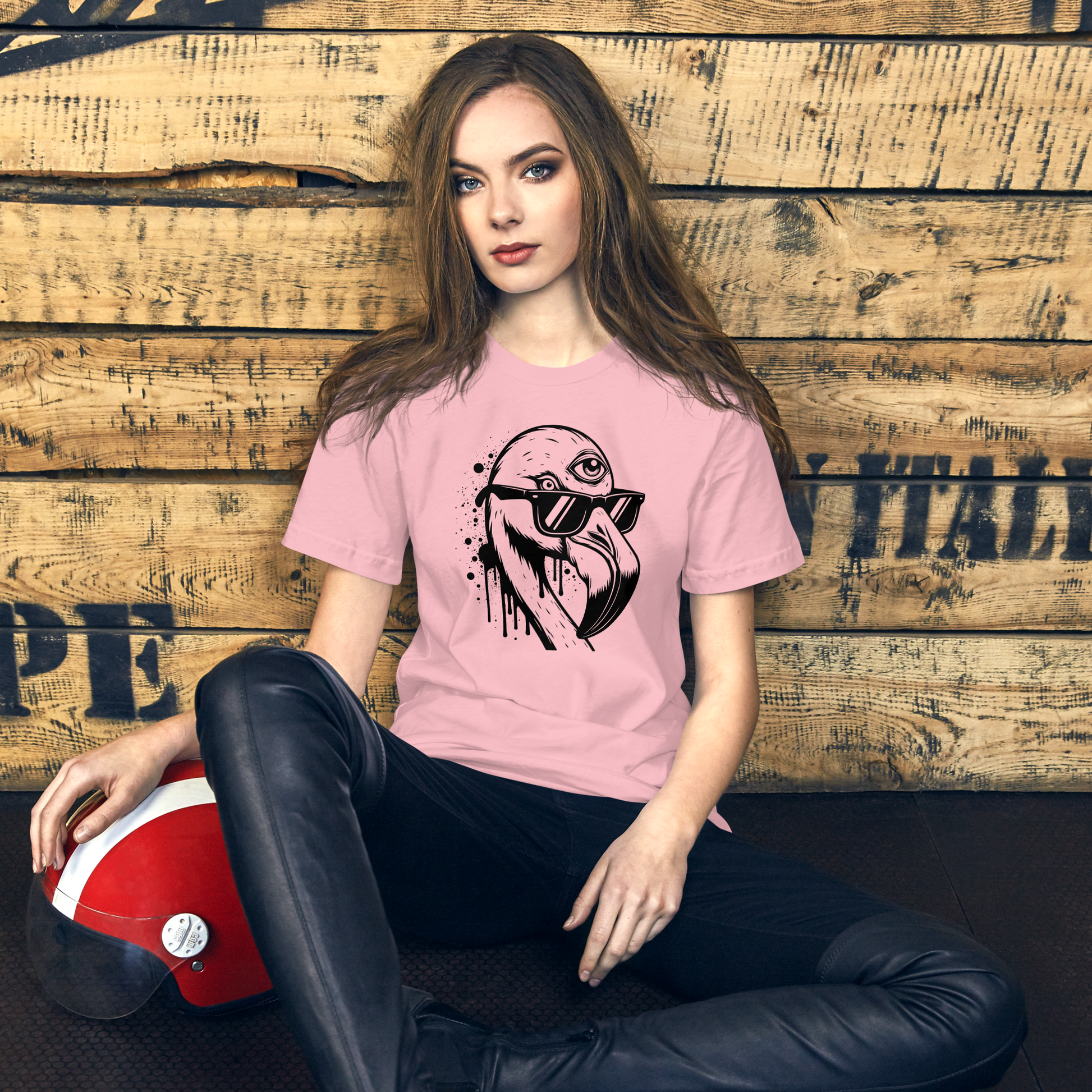 Frau trägt pinkes Unisex T-Shirt mit Flamingo mit Sonnenbrille und drittem Auge als Graffiti Print
