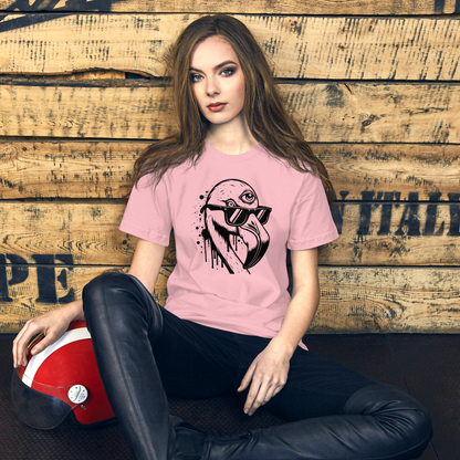 Frau trägt pinkes Unisex T-Shirt mit Flamingo mit Sonnenbrille und drittem Auge als Graffiti Print