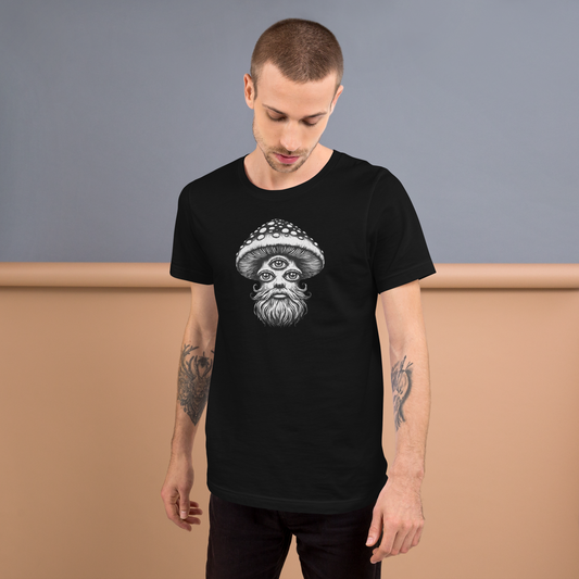 Mann trägt schwarzes Unisex T-Shirt mit schwarz weißem Pilz mit 3 Augen