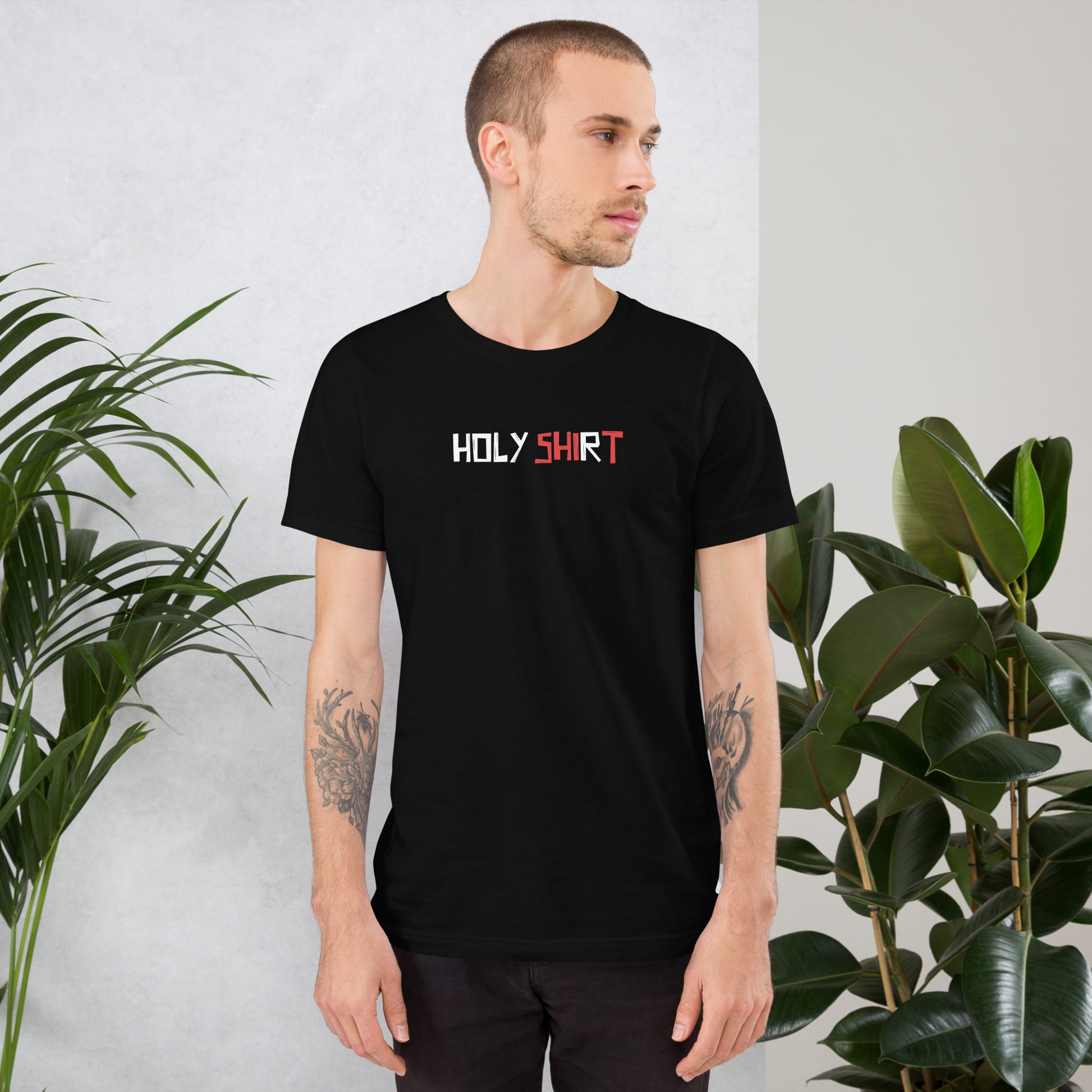Mann trägt schwarzes Unisex T-Shirt mit Holy Shirt Print
