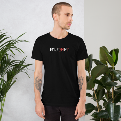 Mann trägt schwarzes Unisex T-Shirt mit Holy Shirt Print