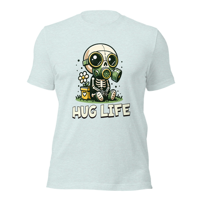 Heather hellblaues Unisex T-Shirt mit kleinem Skelettmännchen mit Gasmaske und dem Schriftzug Hug Life