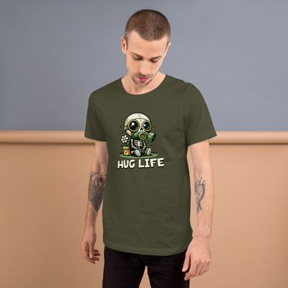 Mann trägt Militärgrünes Unisex T-Shirt mit kleinem Skelettmännchen mit Gasmaske und dem Schriftzug Hug Life