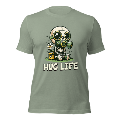 Sage farbendes Unisex T-Shirt mit kleinem Skelettmännchen mit Gasmaske und dem Schriftzug Hug Life